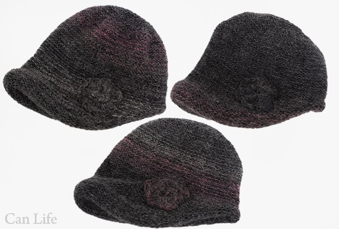冬用帽子 脱毛ケア帽子／花飾り付き ふんわりニット帽子　チャコールグレー
