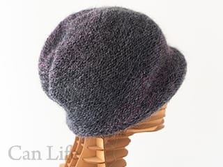冬用帽子 脱毛ケア帽子／花飾り付き ふんわりニット帽子　チャコールグレー